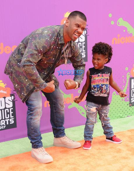 Preciousness: Papa Russ Wilson Pulls Up To Nickelodeon Kids Choice Sports Awards With Baby Future