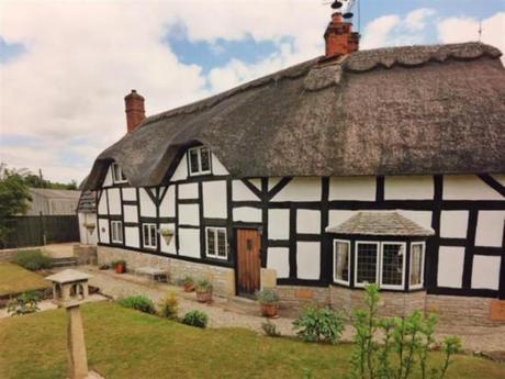 Visit Strat-Ford-Adon Town And Stay In Exquisite Cottages!