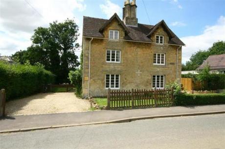 Visit Strat-Ford-Adon Town And Stay In Exquisite Cottages!