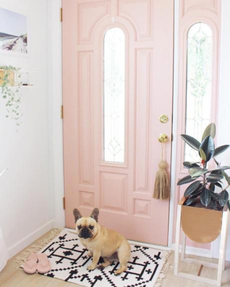 This front door, painted the softest of pastel pinks looks so grown up and chic that it’s hard to resist.