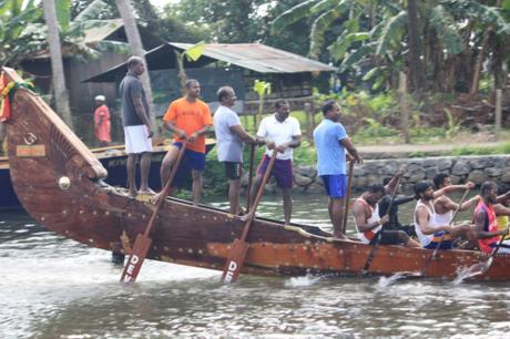 DAILY PHOTO: It Takes A Village to Row a Boat Keralan Style