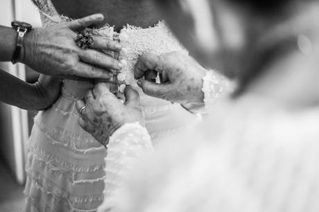 Romantic fall wedding in Skyros | Vicky & George bridal-preparation (1)