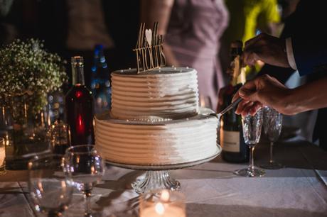 Romantic fall wedding in Skyros | Vicky & George white-wedding-cake