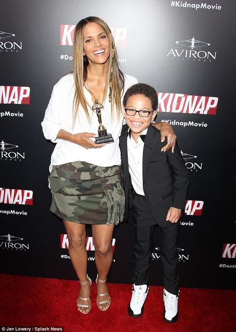 HALLE BERRY GETS ‘BEST MOTHER’ AWARD FROM KIDNAP CO-STAR