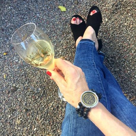 Detail: lifestyle blogger Susan B. wears a French Kande bracelet and Frame jeans. Details at une femme d'un certain age.