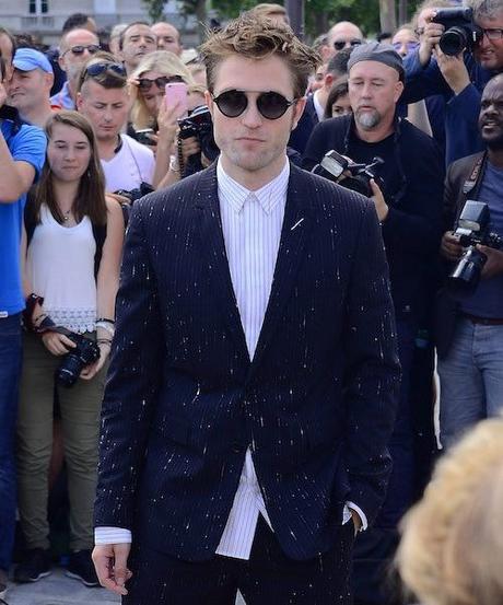 Robert Pattinson Now Says That He Wasn’t Asked To Give A Dog A Handie