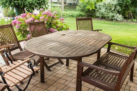 Tips for Refinishing Wooden Outdoor Furniture