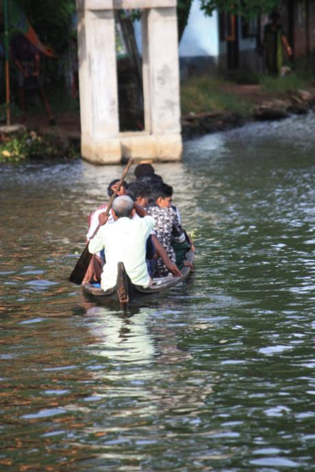 DAILY PHOTOS: Boats on the Backwaters