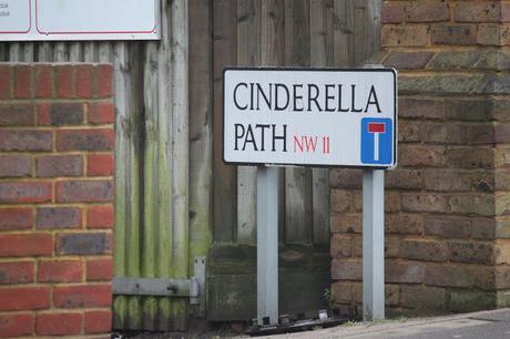 The #London Nightly #Photoblog 07:08:17 This Way To The Ball in #NW11