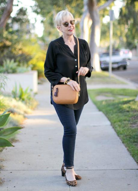 Style blogger Susan B. wears a black silk shirt, skinny jeans, crossbody bag and leopard print shoes. Details at une femme d'un certain age.