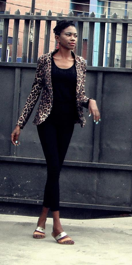 HOW TO WEAR AN ALL BLACK OUTFIT WITH A LEOPARD PRINT JACKET