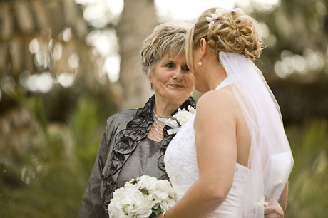 Loving Ways To Get Mom Involved In Wedding Planning