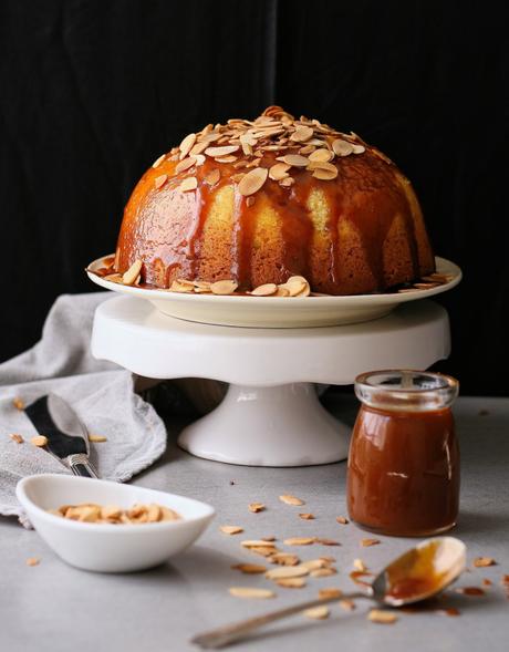 Caramel steamed pudding with almonds. 