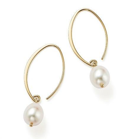 Modern pearl jewelry. Freshwater drop earrings. Details at une femme d'un certain age.