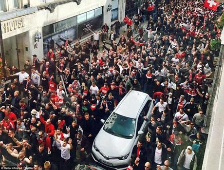 thousands of FC Köln  fans invade London ..
