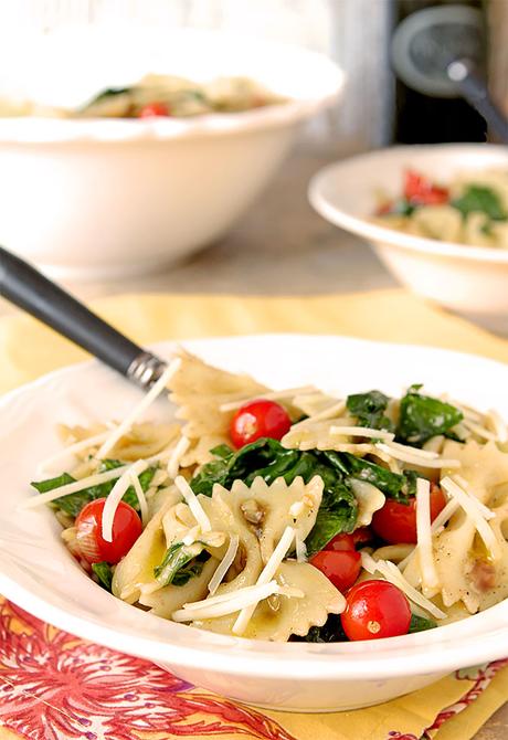 Pasta with Fresh Spinach, Tomatoes and Roasted Garlic