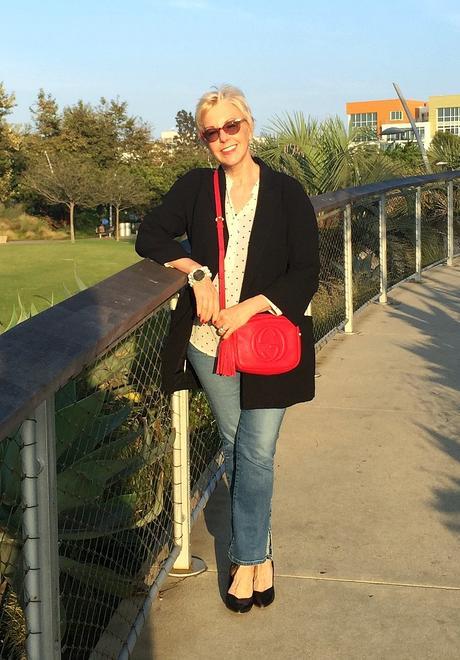 casual outfit with jeans, black jacket and red Gucci bag. Details at une femme d'un certain age.