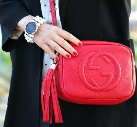 Detail: red Gucci bag and pearl bracelet. Details at une femme d'un certain age.