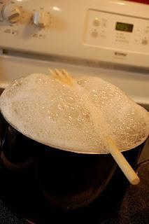 Image: Prevent Boiling Pot Spill-Over