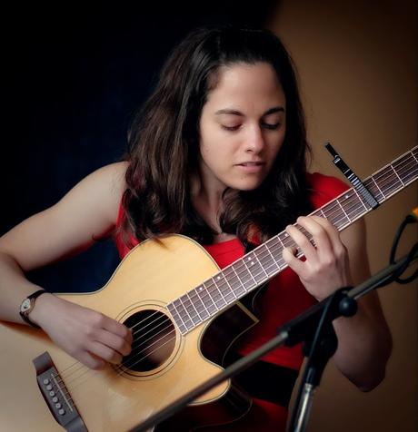 notloB Music presents Shawna Caspi in an intimate house concert in Harvard, 9/27