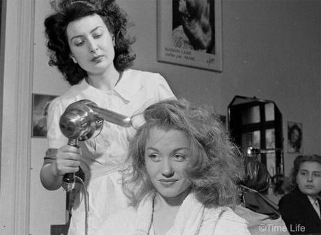 Maxim Hair salon Paris 1946. Barbara Laage. Photo by Nina Leen. ©Time Life Hair Salon Barbara Laage. Photo by Nina Leen. ©Time Life