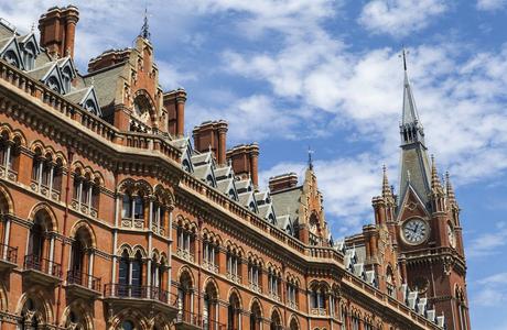 29. Among London's most beautiful buildings, St. Pancras Renaissance Hotel and King's Cross Clocktower stand out on Euston Road thanks to their striking Gothic Revival facade, designed by the architect George Gilbert Scott.