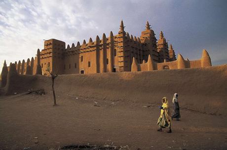 11. The world's largest structure to be built out of mud, The Great Mosque of Djenné in Mali is an architectural masterpiece that looks as though it has sprouted out of the ground.
