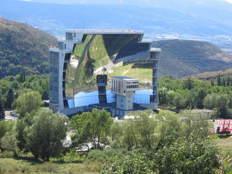 7. The world's largest solar furnace can be found in Odeillo, France. It can reach temperatures of more than 3,000 degrees Celcius.