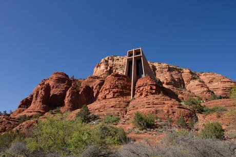 4. Commissioned by the sculptor Marguerite Brunswig Staude (a student of Frank Lloyd Wright's), the architects Richard Hein and August K. Strotz built the award-winning Chapel of the Holy Cross in Sedona, Arizona. While the chapel blends almost seamlessly into the red rocks surrounding it, it also offers those inside phenomenal views looking out over the valley.