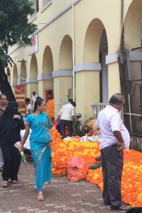 DAILY PHOTO: Goan Garland Gawkers