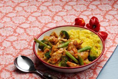 Low-carb curry chicken with cauliflower rice