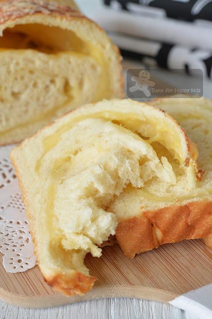 BreadTalk cheesy earthquake bread