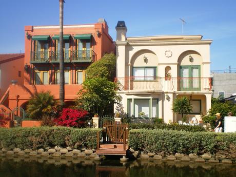 Houses_on_Grand_Canal,_Venice_Canal_Historic_District,_Venice,_California