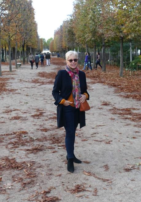 Style blogger Susan B. in Jardin des Tuileries. Details at une femme d'un certain age.