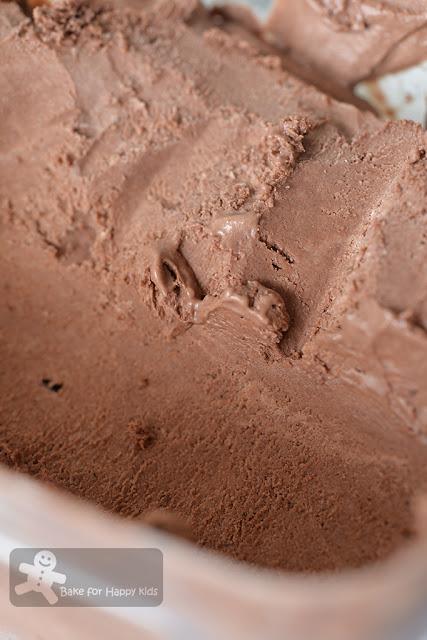 easy no churn 3-ingredients chocolate ice cream