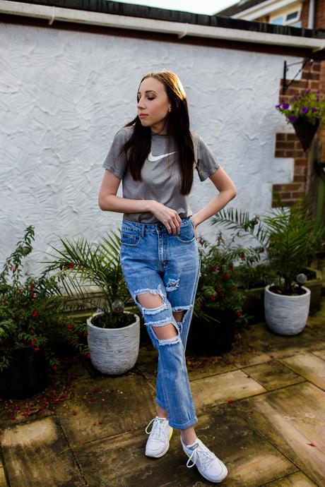 90's Style: Ripped Jeans
