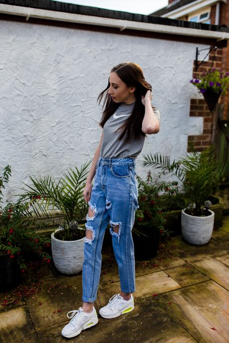 90's Style: Ripped Jeans