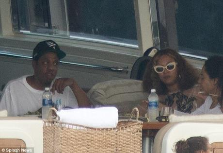 [Pics!] Beyonce and Jay Z Spotted Yachting Around Miami