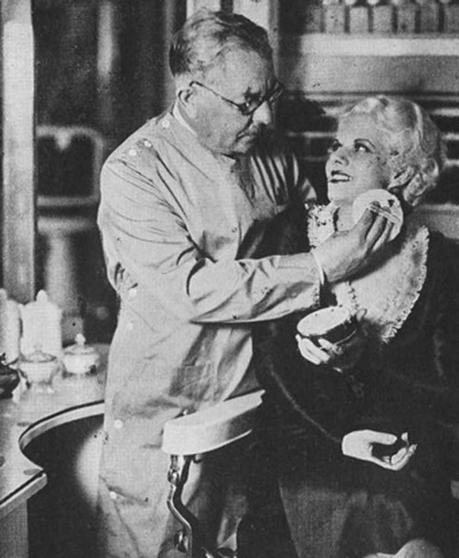 Max-Factor powders up Jean Harlow Max-Factor powders up Jean Harlow