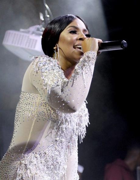 Singer Ashanti Stops Performance & Snaps On A Disrespectful  Fan