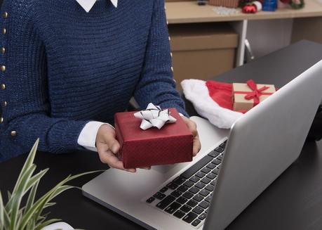 Treat Your Employees and Customers With Holiday Promotional Items