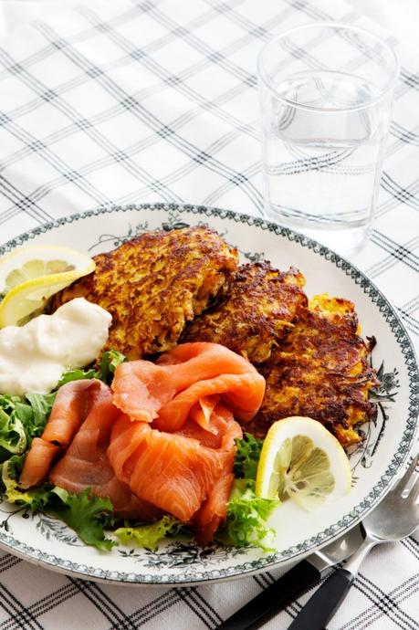 Keto rutabaga fritters with smoked salmon