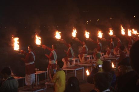 DAILY PHOTO: Scenes from Ganga Aarti at Triveni Ghat