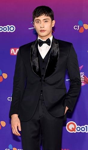 The Best Dressed Men from the 2017 Mnet Asian Music Awards – Day 2: Japan