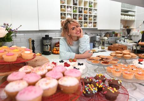 Billie Piper with cakes...