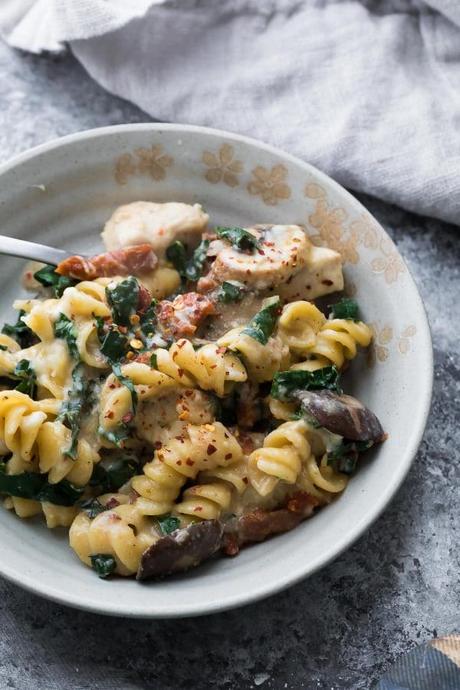 One pan Tuscan chicken pasta bake- this is going to be the easiest pasta bake of your life! The pasta, chicken and veggies all cook together in the pan. Leftovers are delicious and make for a perfect lunch!