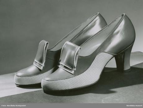 Summer walking shoes - Two-color shoes with smooth, perforated decor and heel 1941 Summer walking shoes - Two-color shoes with smooth, perforated decor and heel 1941