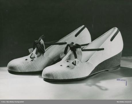 Shoes in textile, decorative tape, low wedge heel.1941 Shoes in textile, decorative tape, low wedge heel.1941