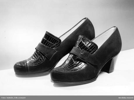 Promenade pumps in Hallandian model of brown mocca with real crocodile insertion 1941 Promenade pumps in Hallandian model of brown mocca with real crocodile insertion 1941