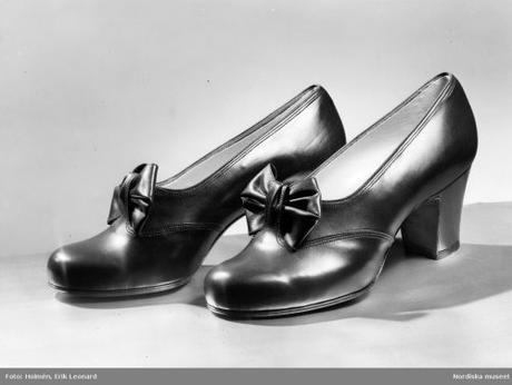 A pair of walking shoes with bow 1940 A pair of walking shoes with bow 1940